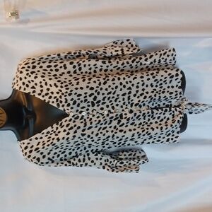 KANCYSTORE TOP WITH TIE FRONT:BLACK/WHITE ANIMAL PRINT SZ M FLUTTER SLEEVES